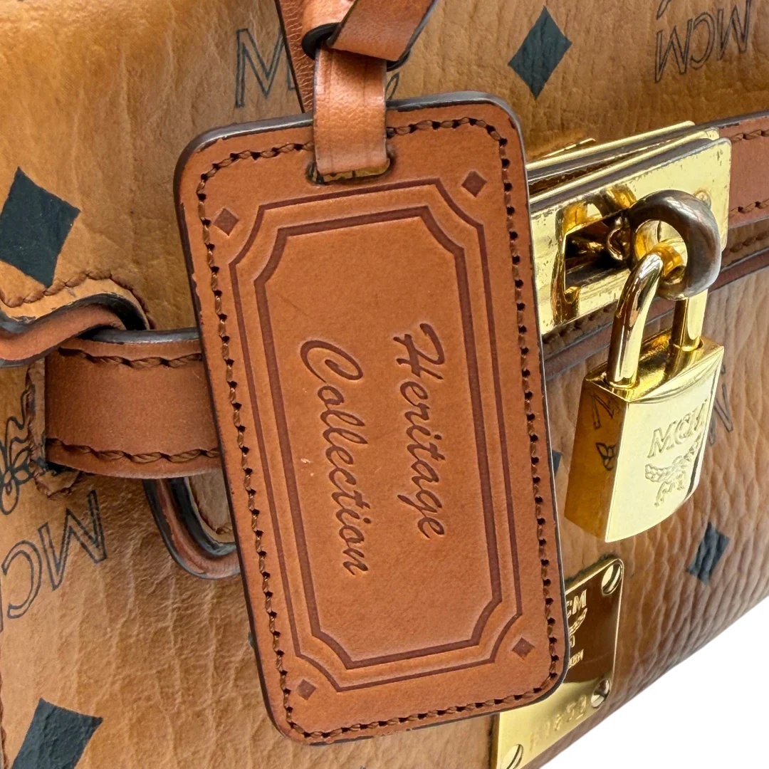 https://cdn.shopify.com/s/files/1/0564/9376/8855/files/MCM_Handtasche_Kelly_Style_mit_Umhangegurt_visetos_braun_11.webp?v=1781855177
