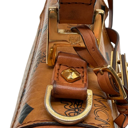https://cdn.shopify.com/s/files/1/0564/9376/8855/files/MCM_Handtasche_Kelly_Style_mit_Umhangegurt_visetos_braun_12.webp?v=1781855176