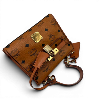 https://cdn.shopify.com/s/files/1/0564/9376/8855/files/MCM_Handtasche_Kelly_Style_mit_Umhangegurt_visetos_braun_13.webp?v=1781855176
