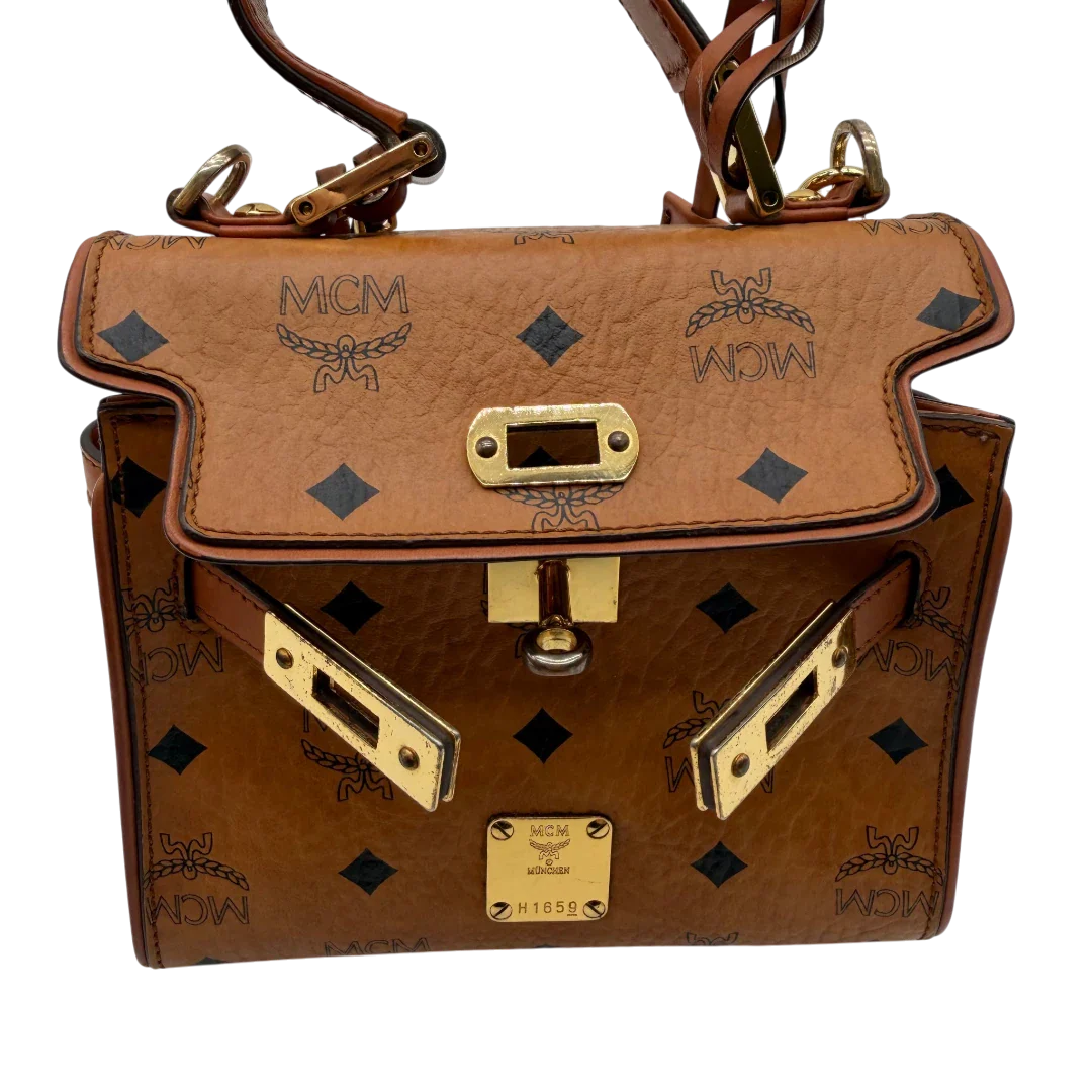 https://cdn.shopify.com/s/files/1/0564/9376/8855/files/MCM_Handtasche_Kelly_Style_mit_Umhangegurt_visetos_braun_15.webp?v=1781855176