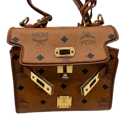 https://cdn.shopify.com/s/files/1/0564/9376/8855/files/MCM_Handtasche_Kelly_Style_mit_Umhangegurt_visetos_braun_15.webp?v=1781855176