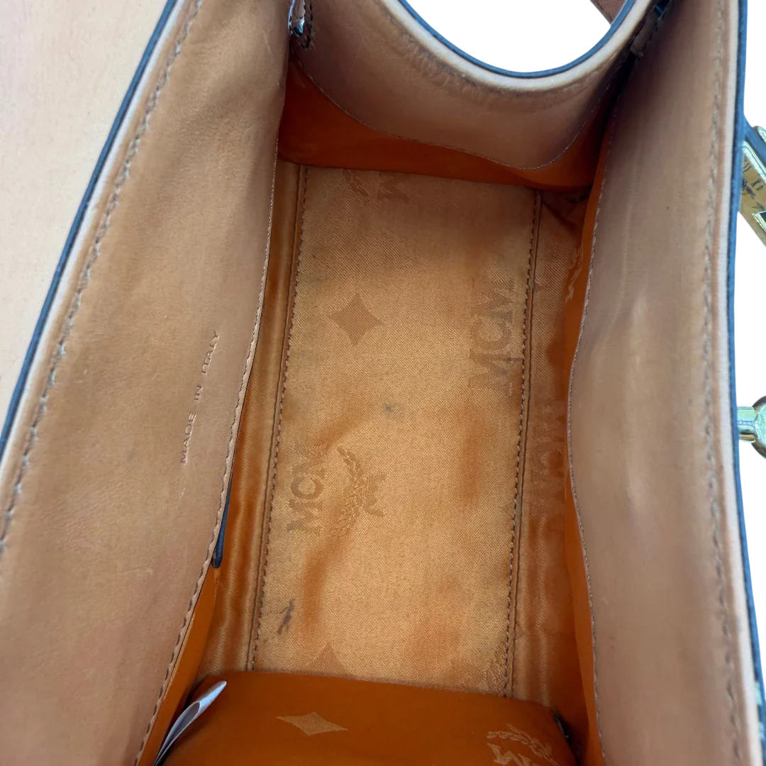 https://cdn.shopify.com/s/files/1/0564/9376/8855/files/MCM_Handtasche_Kelly_Style_mit_Umhangegurt_visetos_braun_16.webp?v=1781855176