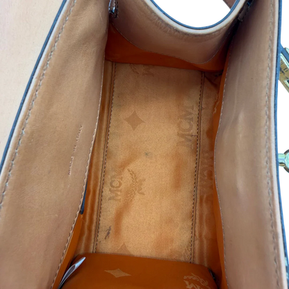 https://cdn.shopify.com/s/files/1/0564/9376/8855/files/MCM_Handtasche_Kelly_Style_mit_Umhangegurt_visetos_braun_16.webp?v=1781855176