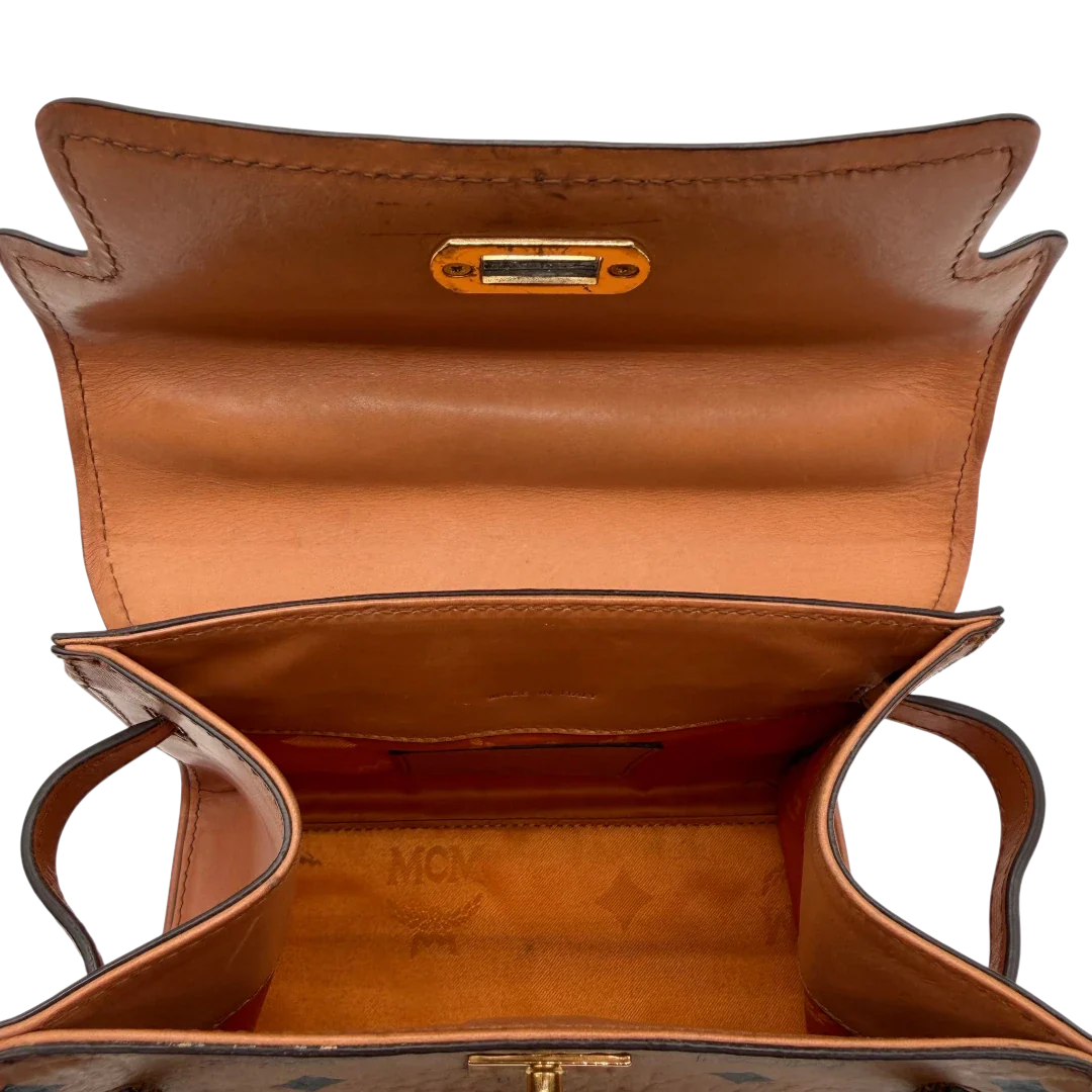 https://cdn.shopify.com/s/files/1/0564/9376/8855/files/MCM_Handtasche_Kelly_Style_mit_Umhangegurt_visetos_braun_17.webp?v=1781855176