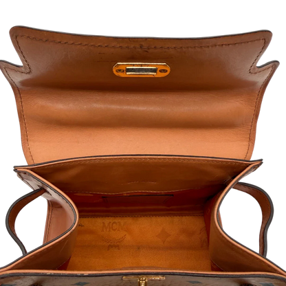 https://cdn.shopify.com/s/files/1/0564/9376/8855/files/MCM_Handtasche_Kelly_Style_mit_Umhangegurt_visetos_braun_17.webp?v=1781855176
