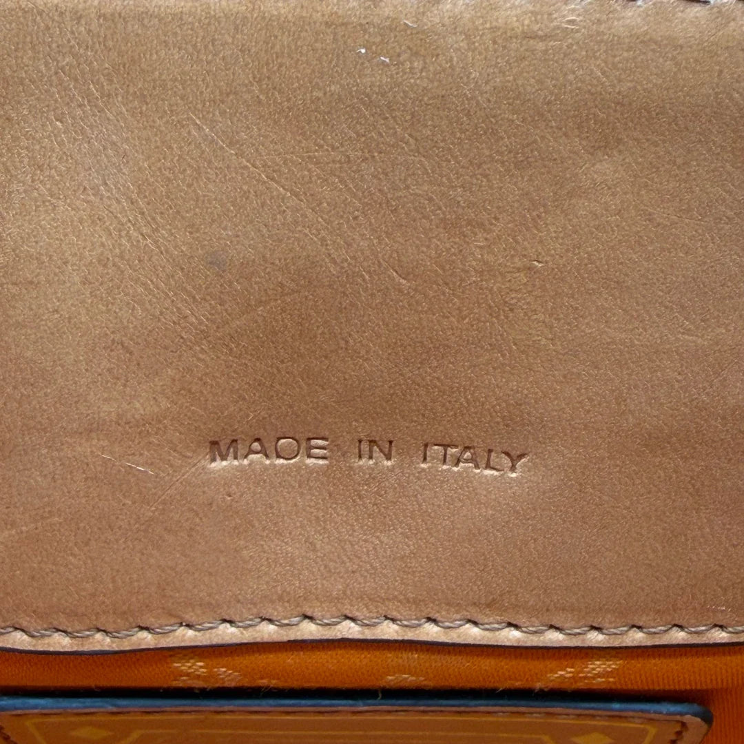 https://cdn.shopify.com/s/files/1/0564/9376/8855/files/MCM_Handtasche_Kelly_Style_mit_Umhangegurt_visetos_braun_18.webp?v=1781855176