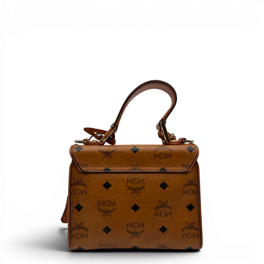 https://cdn.shopify.com/s/files/1/0564/9376/8855/files/MCM_Handtasche_Kelly_Style_mit_Umhangegurt_visetos_braun_2.webp?v=1781855176