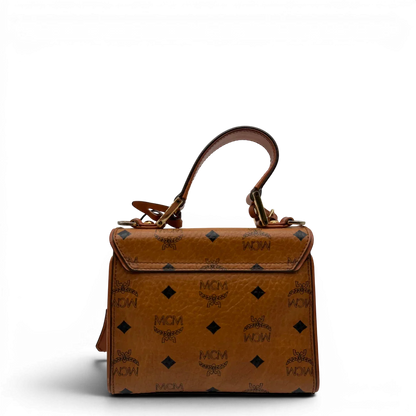 https://cdn.shopify.com/s/files/1/0564/9376/8855/files/MCM_Handtasche_Kelly_Style_mit_Umhangegurt_visetos_braun_2.webp?v=1781855176