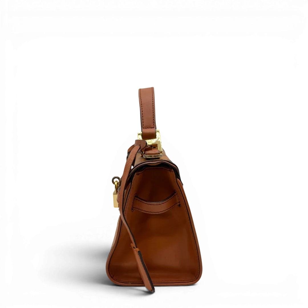 https://cdn.shopify.com/s/files/1/0564/9376/8855/files/MCM_Handtasche_Kelly_Style_mit_Umhangegurt_visetos_braun_3.webp?v=1781855176