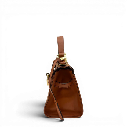 https://cdn.shopify.com/s/files/1/0564/9376/8855/files/MCM_Handtasche_Kelly_Style_mit_Umhangegurt_visetos_braun_3.webp?v=1781855176