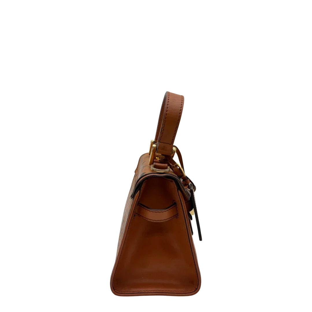 https://cdn.shopify.com/s/files/1/0564/9376/8855/files/MCM_Handtasche_Kelly_Style_mit_Umhangegurt_visetos_braun_4.webp?v=1781855175