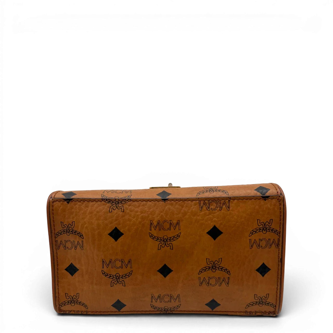 https://cdn.shopify.com/s/files/1/0564/9376/8855/files/MCM_Handtasche_Kelly_Style_mit_Umhangegurt_visetos_braun_5.webp?v=1781855176