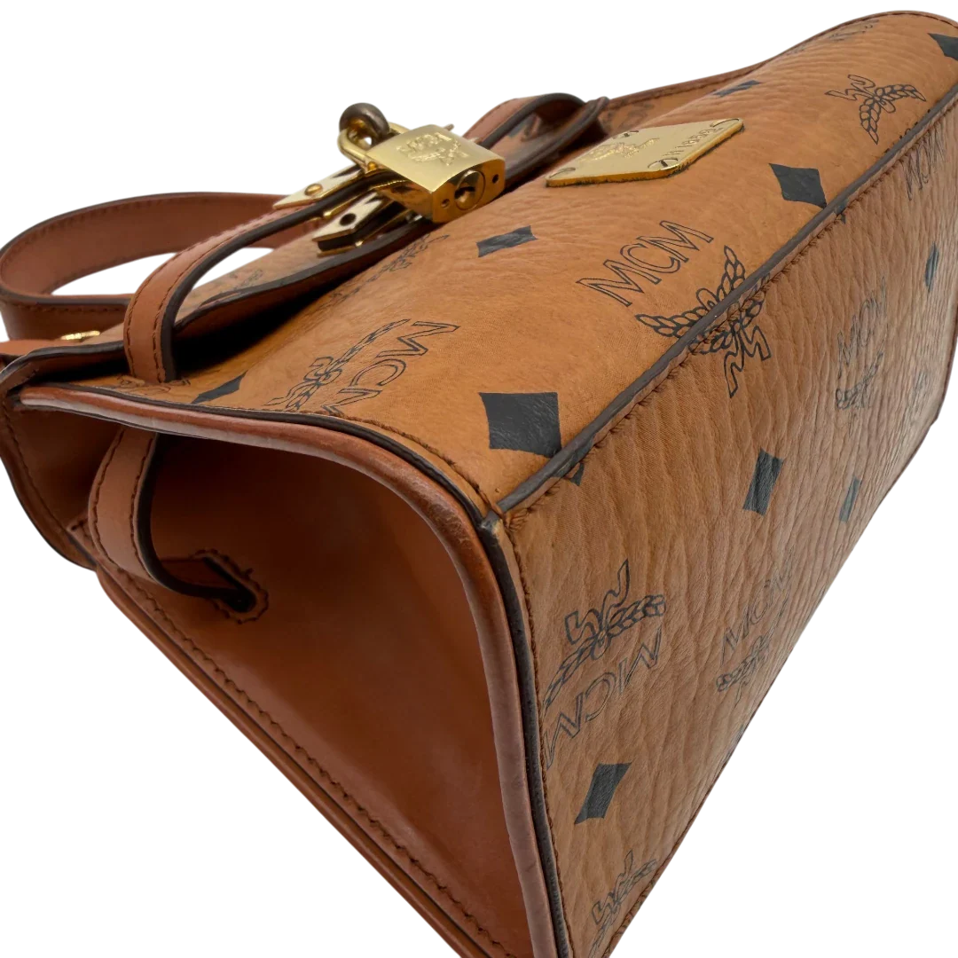https://cdn.shopify.com/s/files/1/0564/9376/8855/files/MCM_Handtasche_Kelly_Style_mit_Umhangegurt_visetos_braun_6.webp?v=1781855177