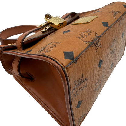 https://cdn.shopify.com/s/files/1/0564/9376/8855/files/MCM_Handtasche_Kelly_Style_mit_Umhangegurt_visetos_braun_6.webp?v=1781855177