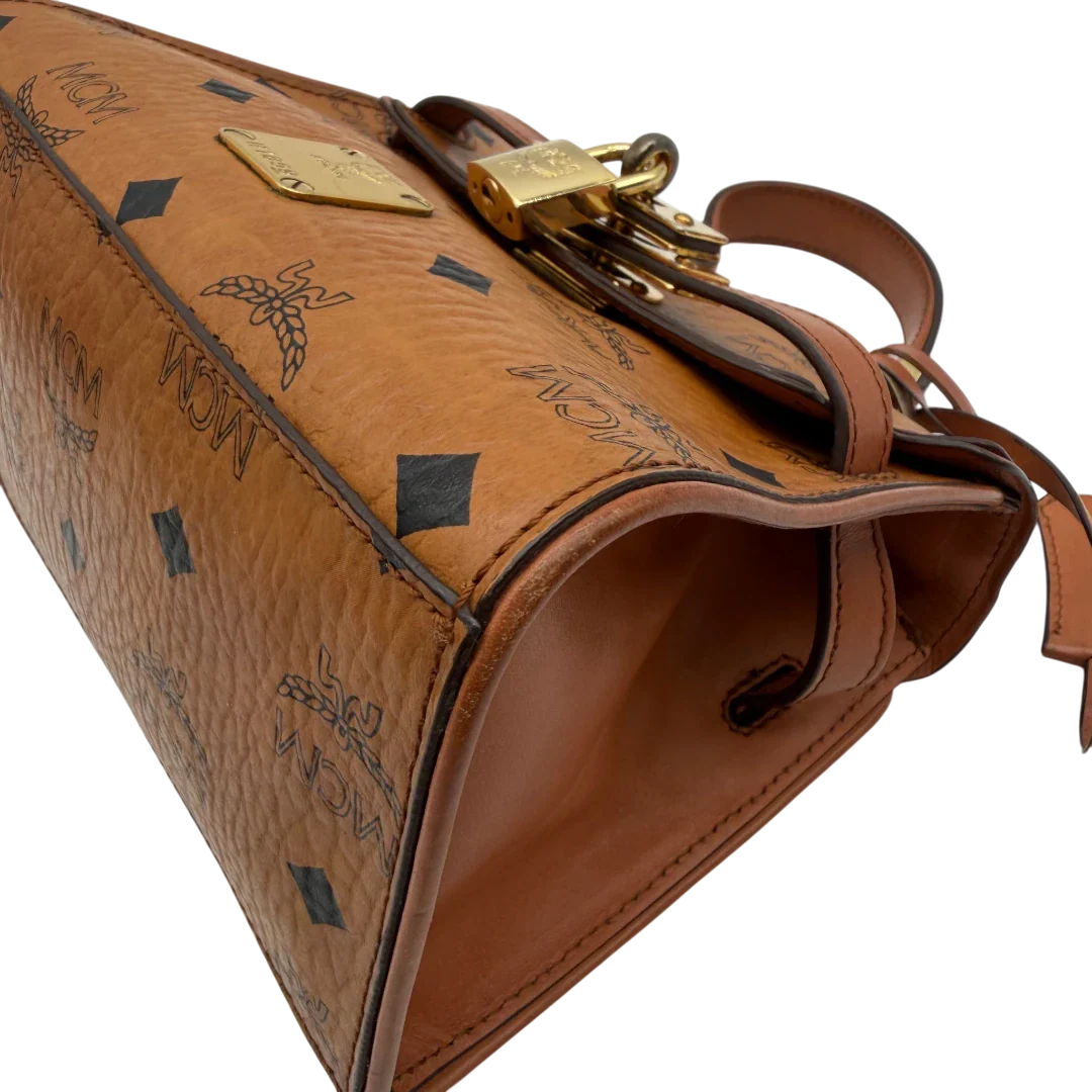 https://cdn.shopify.com/s/files/1/0564/9376/8855/files/MCM_Handtasche_Kelly_Style_mit_Umhangegurt_visetos_braun_7.webp?v=1781855176