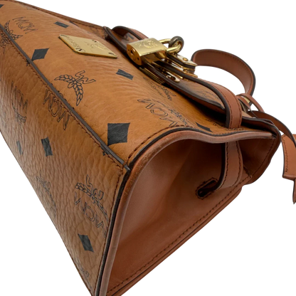 https://cdn.shopify.com/s/files/1/0564/9376/8855/files/MCM_Handtasche_Kelly_Style_mit_Umhangegurt_visetos_braun_7.webp?v=1781855176