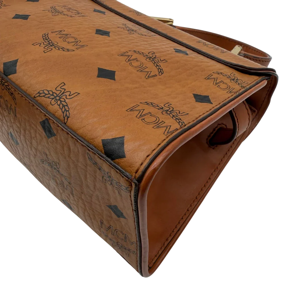 https://cdn.shopify.com/s/files/1/0564/9376/8855/files/MCM_Handtasche_Kelly_Style_mit_Umhangegurt_visetos_braun_9.webp?v=1781855176
