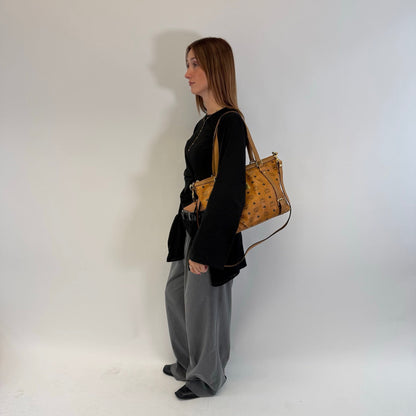 https://cdn.shopify.com/s/files/1/0564/9376/8855/files/MCM_Handtasche_Large_mit_Umhangegurt_visetos_braun_1.jpg?v=1784823419