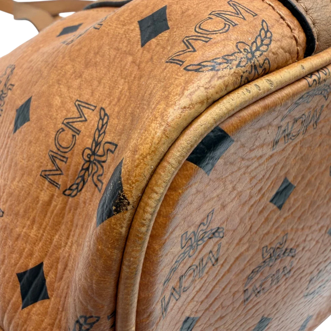 https://cdn.shopify.com/s/files/1/0564/9376/8855/files/MCM_Handtasche_Large_mit_Umhangegurt_visetos_braun_12.webp?v=1784823420