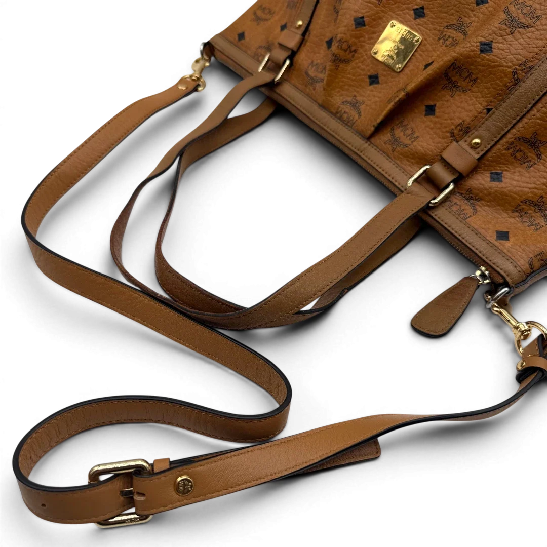 https://cdn.shopify.com/s/files/1/0564/9376/8855/files/MCM_Handtasche_Large_mit_Umhangegurt_visetos_braun_13.webp?v=1784823419