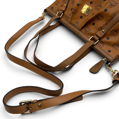 https://cdn.shopify.com/s/files/1/0564/9376/8855/files/MCM_Handtasche_Large_mit_Umhangegurt_visetos_braun_13.webp?v=1784823419