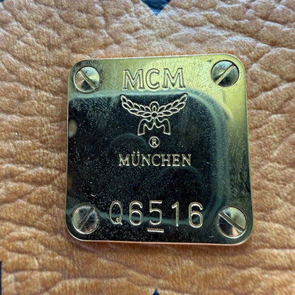 https://cdn.shopify.com/s/files/1/0564/9376/8855/files/MCM_Handtasche_Large_mit_Umhangegurt_visetos_braun_14.webp?v=1784823419