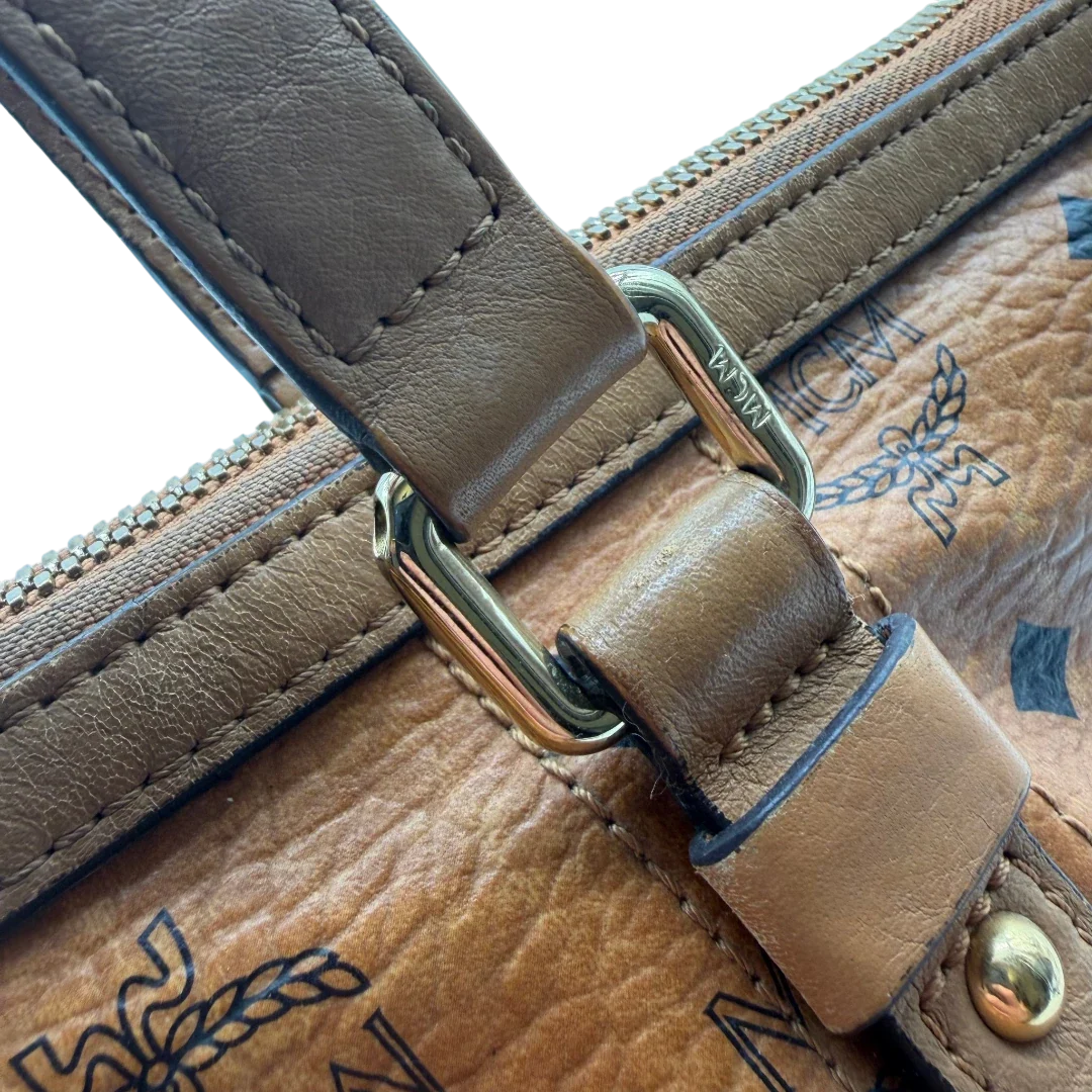 https://cdn.shopify.com/s/files/1/0564/9376/8855/files/MCM_Handtasche_Large_mit_Umhangegurt_visetos_braun_15.webp?v=1784823419