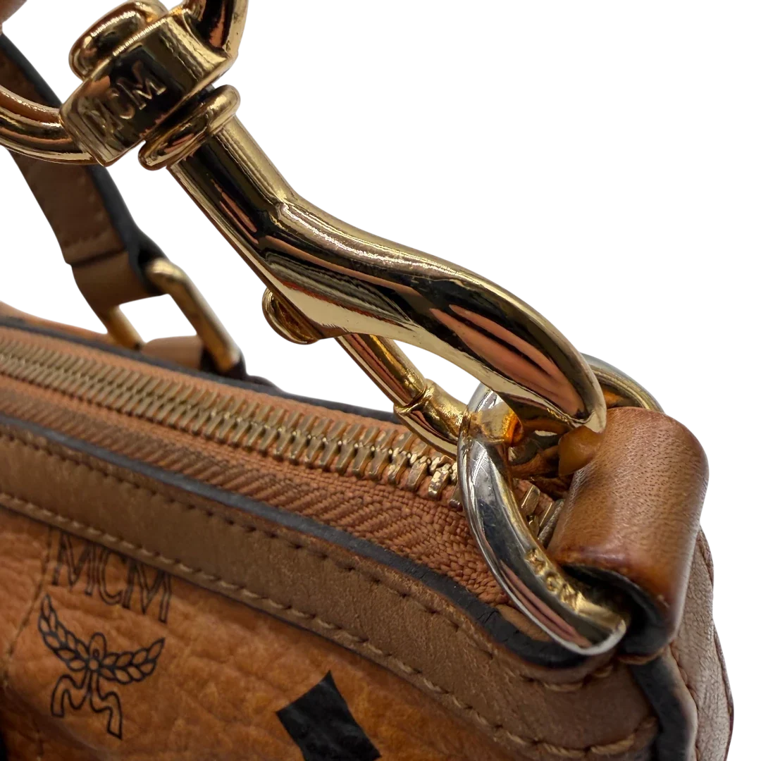 https://cdn.shopify.com/s/files/1/0564/9376/8855/files/MCM_Handtasche_Large_mit_Umhangegurt_visetos_braun_16.webp?v=1784823418