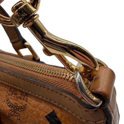 https://cdn.shopify.com/s/files/1/0564/9376/8855/files/MCM_Handtasche_Large_mit_Umhangegurt_visetos_braun_16.webp?v=1784823418