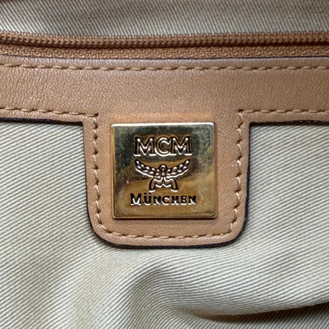 https://cdn.shopify.com/s/files/1/0564/9376/8855/files/MCM_Handtasche_Large_mit_Umhangegurt_visetos_braun_18.webp?v=1784823419
