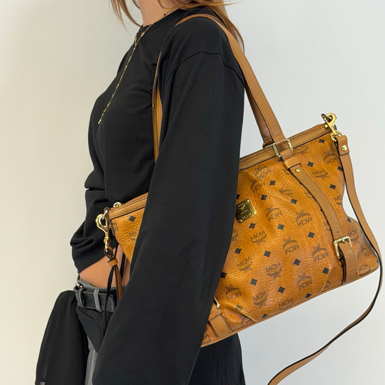 https://cdn.shopify.com/s/files/1/0564/9376/8855/files/MCM_Handtasche_Large_mit_Umhangegurt_visetos_braun_2.jpg?v=1784823419