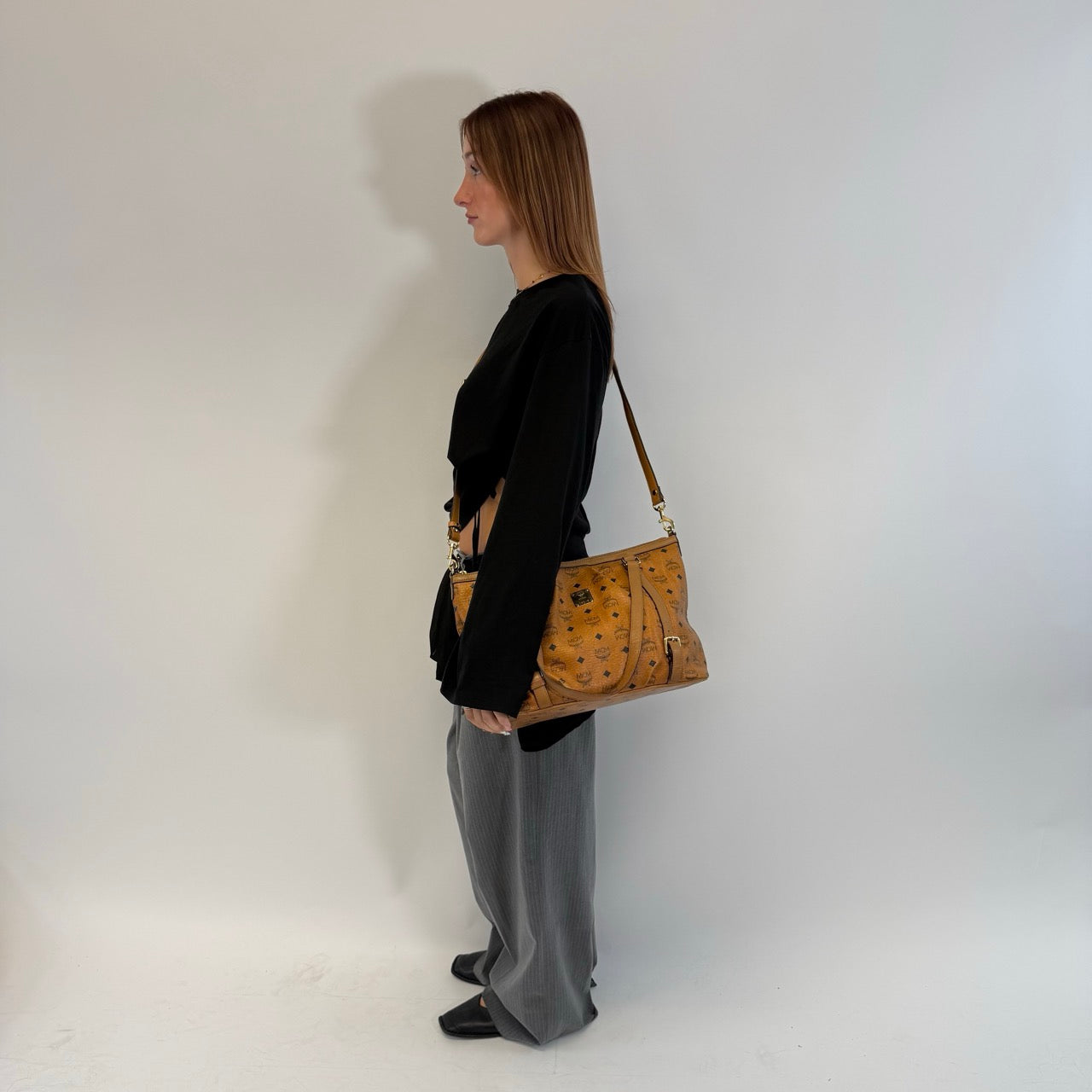 https://cdn.shopify.com/s/files/1/0564/9376/8855/files/MCM_Handtasche_Large_mit_Umhangegurt_visetos_braun_3.jpg?v=1784823418