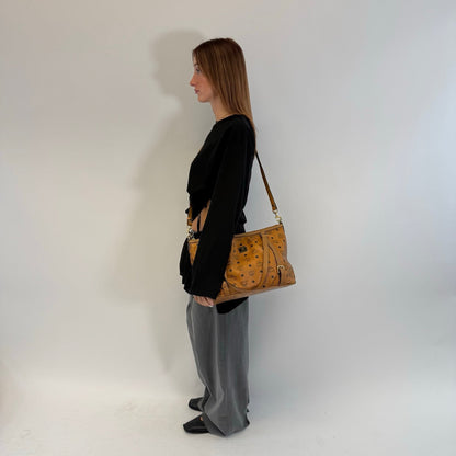 https://cdn.shopify.com/s/files/1/0564/9376/8855/files/MCM_Handtasche_Large_mit_Umhangegurt_visetos_braun_3.jpg?v=1784823418