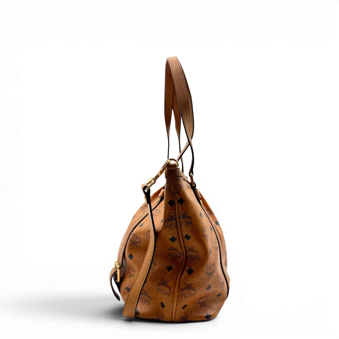 https://cdn.shopify.com/s/files/1/0564/9376/8855/files/MCM_Handtasche_Large_mit_Umhangegurt_visetos_braun_6.webp?v=1784823418