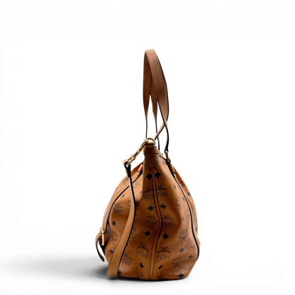 https://cdn.shopify.com/s/files/1/0564/9376/8855/files/MCM_Handtasche_Large_mit_Umhangegurt_visetos_braun_6.webp?v=1784823418