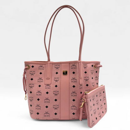 https://cdn.shopify.com/s/files/1/0564/9376/8855/files/MCM_Handtasche_Liz_Shopper_small_mit_Pochette_visetos_rosa_vintage_handbag8225.webp?v=1759409323