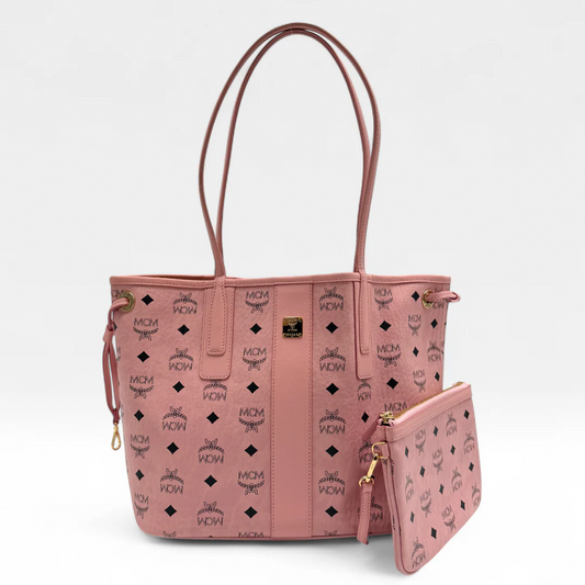 https://cdn.shopify.com/s/files/1/0564/9376/8855/files/MCM_Handtasche_Liz_Shopper_small_mit_Pochette_visetos_rosa_vintage_handbag8225.webp?v=1759409323