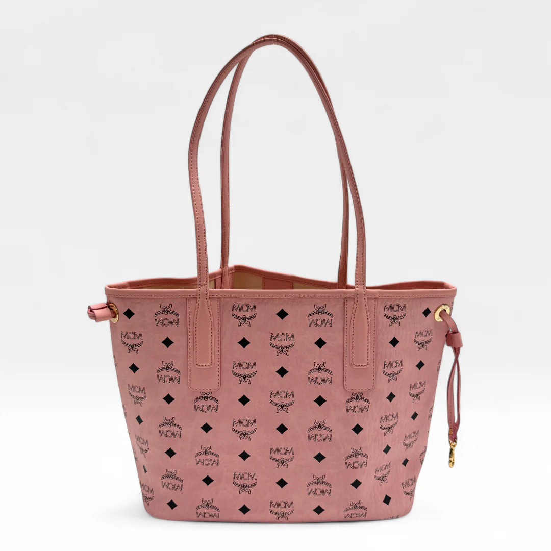 https://cdn.shopify.com/s/files/1/0564/9376/8855/files/MCM_Handtasche_Liz_Shopper_small_mit_Pochette_visetos_rosa_vintage_handbag8226.webp?v=1759409323