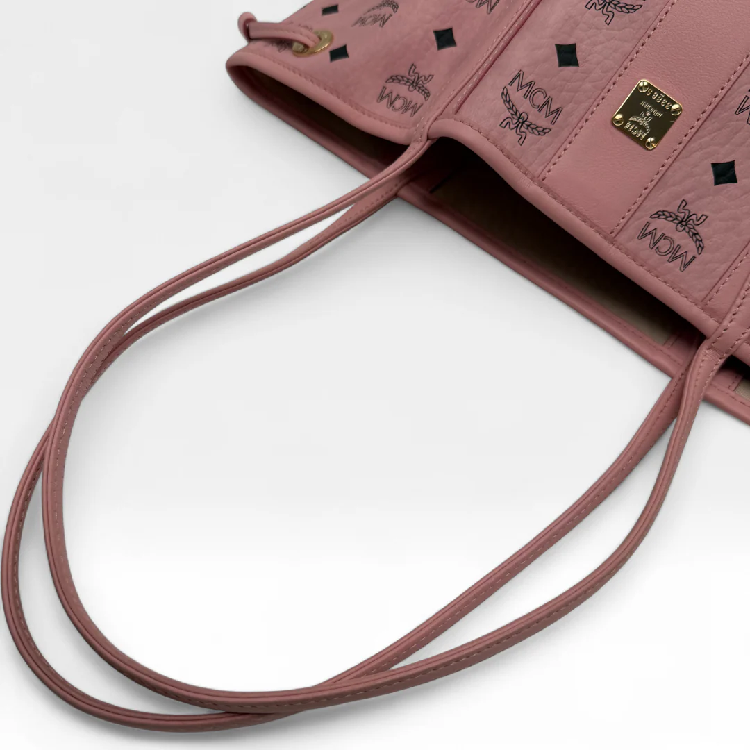 https://cdn.shopify.com/s/files/1/0564/9376/8855/files/MCM_Handtasche_Liz_Shopper_small_mit_Pochette_visetos_rosa_vintage_handbag8234.webp?v=1759409323