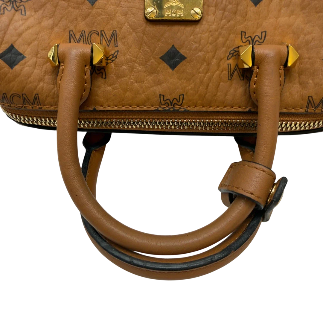 https://cdn.shopify.com/s/files/1/0564/9376/8855/files/MCM_Handtasche_Mini_Boston_mit_Umhangegurt_visetos_braun_10.webp?v=1783514276