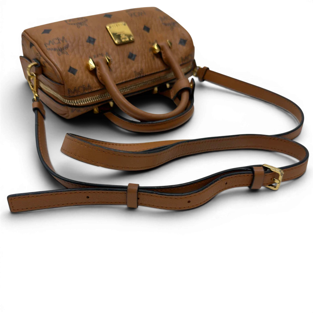 https://cdn.shopify.com/s/files/1/0564/9376/8855/files/MCM_Handtasche_Mini_Boston_mit_Umhangegurt_visetos_braun_11.webp?v=1783514276