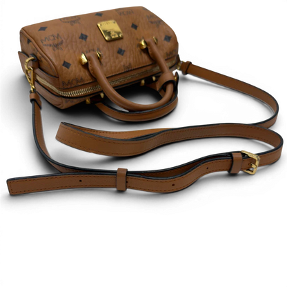 https://cdn.shopify.com/s/files/1/0564/9376/8855/files/MCM_Handtasche_Mini_Boston_mit_Umhangegurt_visetos_braun_11.webp?v=1783514276