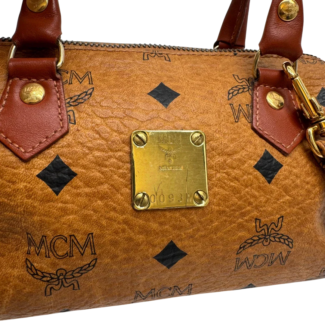 https://cdn.shopify.com/s/files/1/0564/9376/8855/files/MCM_Handtasche_Mini_Boston_mit_Umhangegurt_visetos_braun_12.webp?v=1784245891