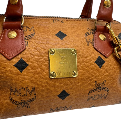 https://cdn.shopify.com/s/files/1/0564/9376/8855/files/MCM_Handtasche_Mini_Boston_mit_Umhangegurt_visetos_braun_12.webp?v=1784245891
