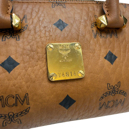 https://cdn.shopify.com/s/files/1/0564/9376/8855/files/MCM_Handtasche_Mini_Boston_mit_Umhangegurt_visetos_braun_13.webp?v=1783514276
