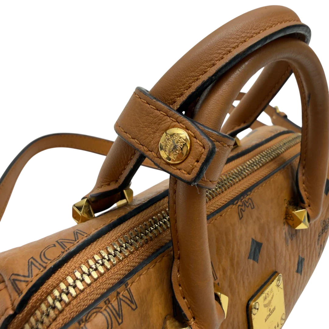 https://cdn.shopify.com/s/files/1/0564/9376/8855/files/MCM_Handtasche_Mini_Boston_mit_Umhangegurt_visetos_braun_14.webp?v=1783514276