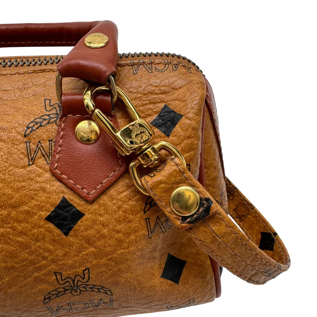 https://cdn.shopify.com/s/files/1/0564/9376/8855/files/MCM_Handtasche_Mini_Boston_mit_Umhangegurt_visetos_braun_14_52e2fe23-67d4-43fc-91fa-1cf025cfaef0.webp?v=1784245890