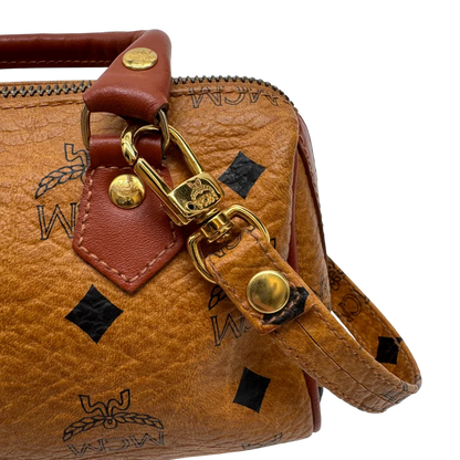 https://cdn.shopify.com/s/files/1/0564/9376/8855/files/MCM_Handtasche_Mini_Boston_mit_Umhangegurt_visetos_braun_14_52e2fe23-67d4-43fc-91fa-1cf025cfaef0.webp?v=1784245890