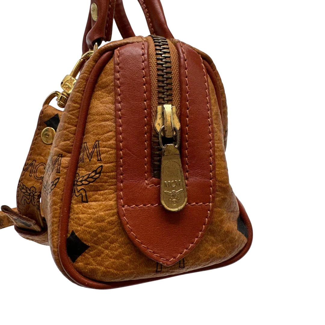 https://cdn.shopify.com/s/files/1/0564/9376/8855/files/MCM_Handtasche_Mini_Boston_mit_Umhangegurt_visetos_braun_15.webp?v=1784245890