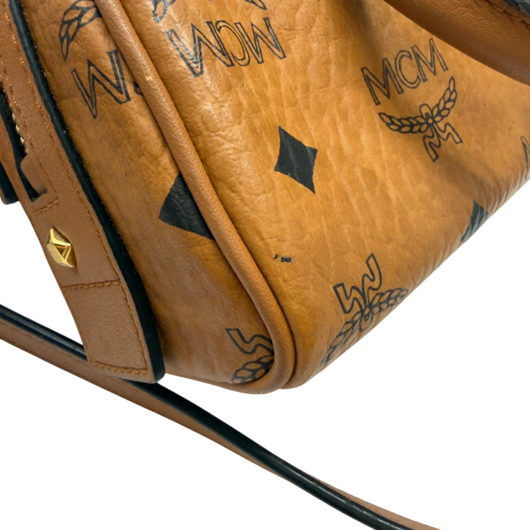 https://cdn.shopify.com/s/files/1/0564/9376/8855/files/MCM_Handtasche_Mini_Boston_mit_Umhangegurt_visetos_braun_17.webp?v=1783514276